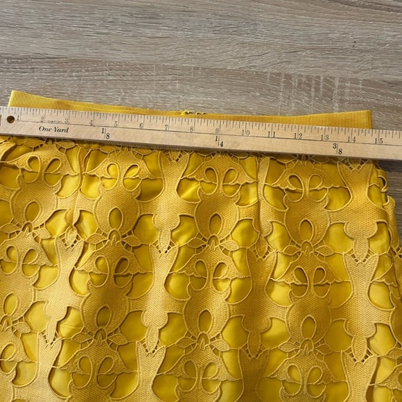 LOFT Mustard Yellow Layered Cutout Stretch Waistband Skirt Size 4 - Picture 4 of 9